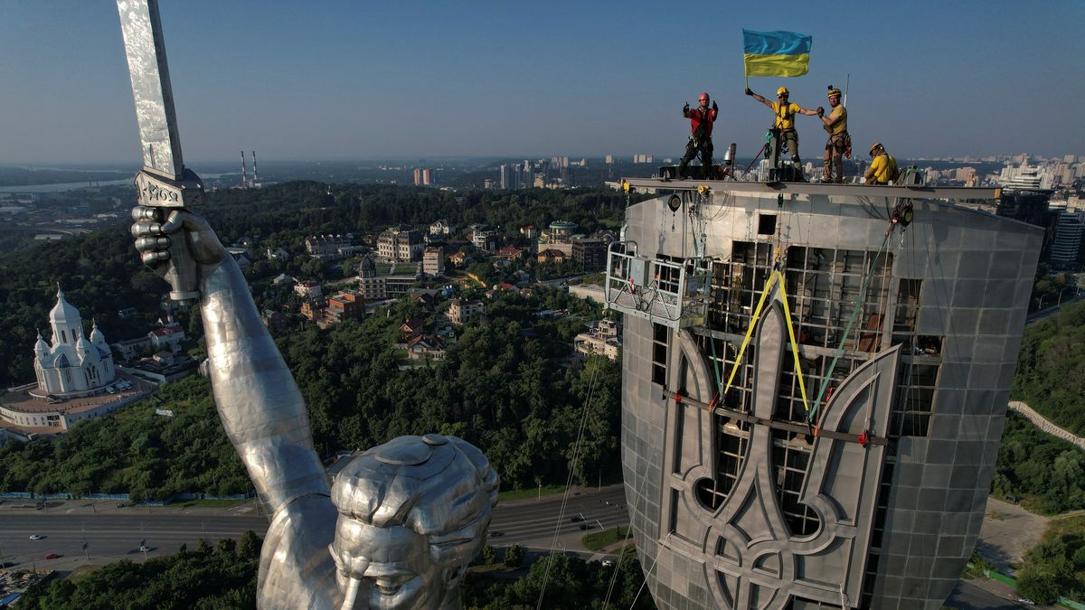 FOTO: Na monumentu Matka vlast už visí ukrajinský trojzubec